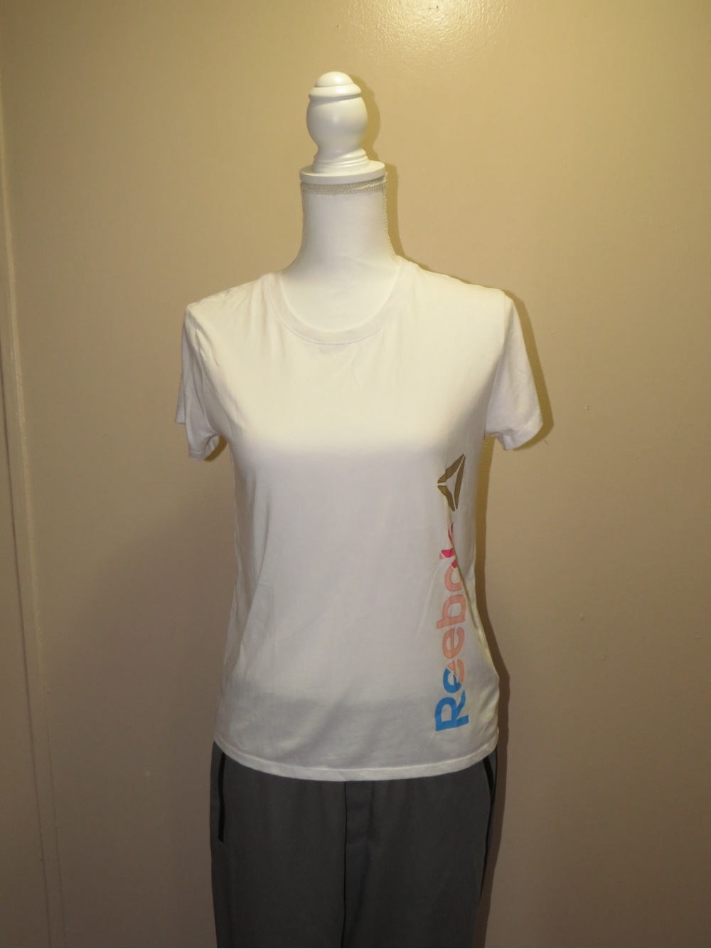 Reebok girl’s White Short Sleeve Tee. Size XL (14-16)